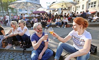 Prösterchen! Der Abendmarkt soll im Sommer 2024 eher ein Treffpunkt als eine Einkaufsmöglichkeit sein. - Sarah Jonek Prösterchen! Der Abendmarkt soll im Sommer 2024 eher ein Treffpunkt als eine Einkaufsmöglichkeit sein. - Sarah Jonek