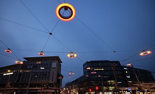 Sie geben dem umgebauten und sanierten Jahnplatz eine besondere Note: die neuen Nachtsonnen. - Oliver Krato Sie geben dem umgebauten und sanierten Jahnplatz eine besondere Note: die neuen Nachtsonnen. - Oliver Krato
