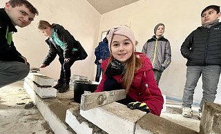 Beim Baustellentag am Kita-Neubau für die Kinder der Grundschule Altenautal zeigt Drittklässlerin Alica ihr Talent beim Mauern. - Jens Reddeker Beim Baustellentag am Kita-Neubau für die Kinder der Grundschule Altenautal zeigt Drittklässlerin Alica ihr Talent beim Mauern. - Jens Reddeker