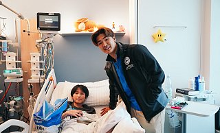 Arminia Bielefelds Kaito Mizuta (r.) machte dem 12-jährigen Ziyang eine Freude. - Arminia Bielefeld Arminia Bielefelds Kaito Mizuta (r.) machte dem 12-jährigen Ziyang eine Freude. - Arminia Bielefeld