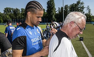 Arminia-Neuzugang Joel Felix (l.) schreibt beim Trainingsauftakt fleißig Autogramme. - © Jörg Dieckmann - www. dieckmann-fotodesign.de Arminia-Neuzugang Joel Felix (l.) schreibt beim Trainingsauftakt fleißig Autogramme. - © Jörg Dieckmann - www. dieckmann-fotodesign.de