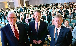 In der Delbrücker Stadthalle begrüßten Ulrich-Helmut Happe (r.) , Sprecher der Delbrücker Unternehmergruppe, und Bürgermeister Werner Peitz (l.), CDU-Generalsekretär Carsten Linnemann. - Jens Reddeker In der Delbrücker Stadthalle begrüßten Ulrich-Helmut Happe (r.) , Sprecher der Delbrücker Unternehmergruppe, und Bürgermeister Werner Peitz (l.), CDU-Generalsekretär Carsten Linnemann. - Jens Reddeker