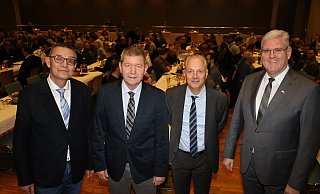 Zum Bauforum hatten Firmenchef Ulrich Helmut Happe (2. v. l.) und Happe-Prokurist Hans-Georg Rodehutskors (l.) Verbandsdirektor Alexander Rychter (2. v. r.) vom Verband der Wohnungs- und Immobilienwirtschaft als Gastredner geladen. Bürgermeister Werner Peitz sprach ein Grußwort. - Regina Brucksch Zum Bauforum hatten Firmenchef Ulrich Helmut Happe (2. v. l.) und Happe-Prokurist Hans-Georg Rodehutskors (l.) Verbandsdirektor Alexander Rychter (2. v. r.) vom Verband der Wohnungs- und Immobilienwirtschaft als Gastredner geladen. Bürgermeister Werner Peitz sprach ein Grußwort. - Regina Brucksch