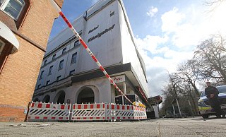 Weitere Teile der Fassade überm Namenszug "Königshof" sind am Montag heruntergefallen. - Ulf Hanke Weitere Teile der Fassade überm Namenszug "Königshof" sind am Montag heruntergefallen. - Ulf Hanke