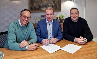 Der Betriebsführungsvertrag zwischen der Stadt und der Westfalen-Therme wurde jetzt um ein Jahr verlängert. Die Geschäftsführer der Therme Robin Stork (l.) und Norbert Leibold sowie Bürgermeister Ulrich Lange unterzeichnen den Vertrag. - Stadt Bad Lippspringe Der Betriebsführungsvertrag zwischen der Stadt und der Westfalen-Therme wurde jetzt um ein Jahr verlängert. Die Geschäftsführer der Therme Robin Stork (l.) und Norbert Leibold sowie Bürgermeister Ulrich Lange unterzeichnen den Vertrag. - Stadt Bad Lippspringe