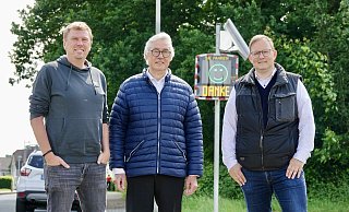 Göran Reich (v. l.), stellvertretender Schulleiter der Grundschule Altenhagen, Heiko Fastenau, Vorsitzender des Fördervereins Altenhagen, und Sascha Quisbrock, Sprecher des Zusammenschlusses der Altenhagener Vereine und Institutionen, vor der neuen Geschwindigkeitsmessanlage. - Peter Unger Göran Reich (v. l.), stellvertretender Schulleiter der Grundschule Altenhagen, Heiko Fastenau, Vorsitzender des Fördervereins Altenhagen, und Sascha Quisbrock, Sprecher des Zusammenschlusses der Altenhagener Vereine und Institutionen, vor der neuen Geschwindigkeitsmessanlage. - Peter Unger