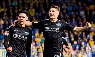 Florent Muslija (r.) war in der Hinrunde unumstritten der beste SCP-Spieler. Teamkollege Raphael Obermair konnte sich nach einem schwachen Saisonstart deutlich steigern. - picture alliance Florent Muslija (r.) war in der Hinrunde unumstritten der beste SCP-Spieler. Teamkollege Raphael Obermair konnte sich nach einem schwachen Saisonstart deutlich steigern. - picture alliance