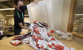 Wahlhelfer Patrick Schmeichel bereitet die Auszählung der Stimmzettel aus King County vor, die am Wahltag in einer Official Ballot Drop Box eingeworfen wurden. - Dpa Wahlhelfer Patrick Schmeichel bereitet die Auszählung der Stimmzettel aus King County vor, die am Wahltag in einer Official Ballot Drop Box eingeworfen wurden. - Dpa