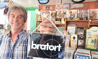 Heinrich Delbeck verkauft in Paderborn Nostalgieschilder - wie den ans Tatort-Logo angelehnten "bratort" für die Küche. - Holger Kosbab Heinrich Delbeck verkauft in Paderborn Nostalgieschilder - wie den ans Tatort-Logo angelehnten "bratort" für die Küche. - Holger Kosbab
