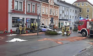 Der Bereich am Paderborner Tor in Warburg ist während der Unfallaufnahme komplett gesperrt. - Dieter Scholz Der Bereich am Paderborner Tor in Warburg ist während der Unfallaufnahme komplett gesperrt. - Dieter Scholz