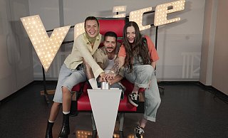 Alessio Loriga hier neben Pauline Steinbrecher (l.) und Yvonne Rüller (r.), kehrt nach zehn Jahren zurück zu The Voice of Germany - ProSiebenSat.1 Media Alessio Loriga hier neben Pauline Steinbrecher (l.) und Yvonne Rüller (r.), kehrt nach zehn Jahren zurück zu The Voice of Germany - ProSiebenSat.1 Media
