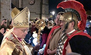 Weihbischof Matthias König empfing die Kinder und auch St. Martin am Paradiesportal des Doms. - Susanne Göbel Weihbischof Matthias König empfing die Kinder und auch St. Martin am Paradiesportal des Doms. - Susanne Göbel