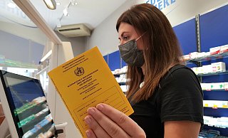 Jennifer Bindemann, Pharmazeutisch technische Assistentin in der Neuen Apotheke in Lübbecke, gibt die Daten in den Computer ein, damit der gelbe Impfpass auf dem Smartphone abrufbar ist. - Archivfoto: Heike von Schulz Jennifer Bindemann, Pharmazeutisch technische Assistentin in der Neuen Apotheke in Lübbecke, gibt die Daten in den Computer ein, damit der gelbe Impfpass auf dem Smartphone abrufbar ist. - Archivfoto: Heike von Schulz