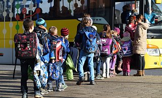 So brav wie auf diesem Foto stehen wohl nur die Grundschüler am Bus an. An den weiterführenden Schulen geht es robuster zu - wohl auch, weil der Platz im Bus knapp und damit heißt begehrt ist. - Felix Kästle So brav wie auf diesem Foto stehen wohl nur die Grundschüler am Bus an. An den weiterführenden Schulen geht es robuster zu - wohl auch, weil der Platz im Bus knapp und damit heißt begehrt ist. - Felix Kästle