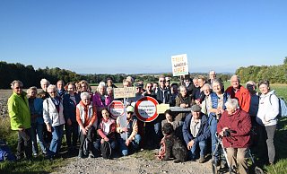 Die Wanderer des Heimatvereins Enger hatten sich vergangene Woche zu einer Protestaktion an einem der gesperrten Wege am "Roten Kotten" getroffen. - Mareike Patock Die Wanderer des Heimatvereins Enger hatten sich vergangene Woche zu einer Protestaktion an einem der gesperrten Wege am "Roten Kotten" getroffen. - Mareike Patock