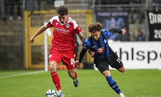 Arminia Bielefelds Christopher Lannert (l.) behauptet sich in dieser Szene gegen den Mannheimer Jalen Hawkins. Vor dem 0:1 wurde ein Foul gegen den Arminen nicht geahndet. - IMAGO/Jan Huebner Arminia Bielefelds Christopher Lannert (l.) behauptet sich in dieser Szene gegen den Mannheimer Jalen Hawkins. Vor dem 0:1 wurde ein Foul gegen den Arminen nicht geahndet. - IMAGO/Jan Huebner