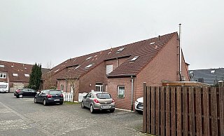 Tatort Stiens Kamp am Freitagmorgen: Zur Aufklärung der Tatumstände des Gewaltverbrechens, bei dem eine 67-jährige Frau ums Leben kam, hat die Polizei die Mordkommission "Stiens" gebildet. - Ralph Meyer Tatort Stiens Kamp am Freitagmorgen: Zur Aufklärung der Tatumstände des Gewaltverbrechens, bei dem eine 67-jährige Frau ums Leben kam, hat die Polizei die Mordkommission "Stiens" gebildet. - Ralph Meyer