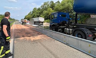 Autsch: Der Kipp-Auflieger des Sattelzuges blieb an der Brücke hängen. - FFW Breuna Autsch: Der Kipp-Auflieger des Sattelzuges blieb an der Brücke hängen. - FFW Breuna
