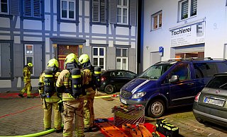 Einsatzkräfte der Paderborner Feuerwehr löschten in der Nacht zu Freitag einen Spänebunkerbrand in einem Tischlereibetrieb in der Krummen Grube. - Ralph Meyer Einsatzkräfte der Paderborner Feuerwehr löschten in der Nacht zu Freitag einen Spänebunkerbrand in einem Tischlereibetrieb in der Krummen Grube. - Ralph Meyer