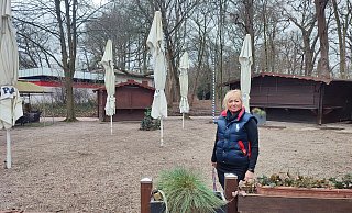 Gastronomin Anna Haas freut sich, dass sie wieder Gäste empfangen kann. Bis Mai möchte sie die Imbiss- und die Getränkebude wieder auf Vordermann bringen. In beiden stand das Wasser. - Anastasia Von Fugler Gastronomin Anna Haas freut sich, dass sie wieder Gäste empfangen kann. Bis Mai möchte sie die Imbiss- und die Getränkebude wieder auf Vordermann bringen. In beiden stand das Wasser. - Anastasia Von Fugler