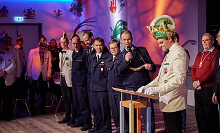 Steinheims Löschzugführer Tobias Jürgens dankt StKG-Präsident Dominik Thiet für den Bumerangorden. - Marc Schriegel/StKG Steinheims Löschzugführer Tobias Jürgens dankt StKG-Präsident Dominik Thiet für den Bumerangorden. - Marc Schriegel/StKG