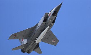 Ein Mikoyan MiG-31 Abfangjäger der russischen Luftwaffe fliegt bei der russischen Militärparade zum "Tag des Sieges" beladen mit einer ballistischen Luft-Boden-Rakete "Kinschal" (Kh-47M2 Kinzhal). - PAVEL GOLOVKIN Ein Mikoyan MiG-31 Abfangjäger der russischen Luftwaffe fliegt bei der russischen Militärparade zum "Tag des Sieges" beladen mit einer ballistischen Luft-Boden-Rakete "Kinschal" (Kh-47M2 Kinzhal). - PAVEL GOLOVKIN