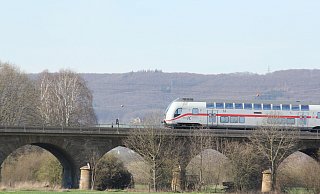 Ein Intercity fährt über die Weserflut-Eisenbahnbrücke vor der Kulisse des Wiehengebirges. Ob die Schnellzüge demnächst auf einer neuen Hochgeschwindigkeitsstrecke fahren sollen, ist derzeit Gegenstand hitziger Diskussionen. - Ulf Hanke Ein Intercity fährt über die Weserflut-Eisenbahnbrücke vor der Kulisse des Wiehengebirges. Ob die Schnellzüge demnächst auf einer neuen Hochgeschwindigkeitsstrecke fahren sollen, ist derzeit Gegenstand hitziger Diskussionen. - Ulf Hanke