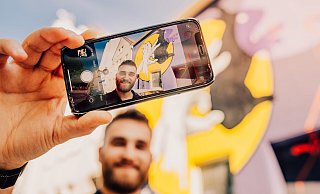 Das Fassadenfestival soll eine Neuauflage bekommen. Der Paderborner Hakan Onaran machte hier bei der Premiere ein Selfie an der Westernmauer 32. - Besim Mazhiqi Das Fassadenfestival soll eine Neuauflage bekommen. Der Paderborner Hakan Onaran machte hier bei der Premiere ein Selfie an der Westernmauer 32. - Besim Mazhiqi