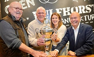 Mit Pokal: Hans Wulfhorst (v.l.), Werner Jöstingmeier, Glücksfee Sandra Hausberger und Jürgen Niemann. - unger Mit Pokal: Hans Wulfhorst (v.l.), Werner Jöstingmeier, Glücksfee Sandra Hausberger und Jürgen Niemann. - unger