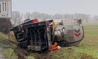 Auf dem Autobahnzubringer (L776) kam dieser Silozug am Montagmorgen von der Fahrbahn ab und kippte in den Graben. - Feuerwehr Büren Auf dem Autobahnzubringer (L776) kam dieser Silozug am Montagmorgen von der Fahrbahn ab und kippte in den Graben. - Feuerwehr Büren