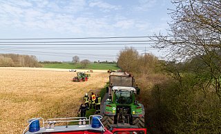 Hinter dem Kipper steht der Radlader. In dessen Schaufel sollte das Saatgut rutschen. - Feuerwehr Porta/Michael Horst Hinter dem Kipper steht der Radlader. In dessen Schaufel sollte das Saatgut rutschen. - Feuerwehr Porta/Michael Horst