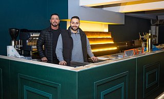 Restaurantleiter Mehmet Kocabiyik (l.) und Berkay Demir haben bis zur Eröffnung noch viel zu tun. Wenigstens der Tresen ist schon fertig. - Mike-Dennis Müller / www.mdm.photo Restaurantleiter Mehmet Kocabiyik (l.) und Berkay Demir haben bis zur Eröffnung noch viel zu tun. Wenigstens der Tresen ist schon fertig. - Mike-Dennis Müller / www.mdm.photo