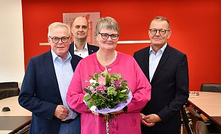 Beim offiziellen Amtsantritt wünschten der neuen Schulrätin für Grundschulen, Maria Komm, (von links) Kreisdirektor Klaus Schumacher, Schulrat Klaus Leweke und Martin Gustorff, Hauptdezernent für Grund- und Förderschulen bei der Bezirksregierung Detmold, einen guten Start. - Kreis Höxter Beim offiziellen Amtsantritt wünschten der neuen Schulrätin für Grundschulen, Maria Komm, (von links) Kreisdirektor Klaus Schumacher, Schulrat Klaus Leweke und Martin Gustorff, Hauptdezernent für Grund- und Förderschulen bei der Bezirksregierung Detmold, einen guten Start. - Kreis Höxter