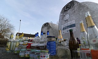Dass sich Glas vor den Containern türmt, ist besonders während der Lockdowns häufig zu beobachten gewesen. - Simone Flörke Dass sich Glas vor den Containern türmt, ist besonders während der Lockdowns häufig zu beobachten gewesen. - Simone Flörke