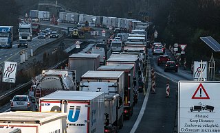 Der ADAC Nordrhein geht davon aus, dass im November der Straßenverkehr zunehmen wird, weil bei schlechtem Wetter erfahrungsgemäß das Auto stärker genutzt werde. - Bernd Thissen Der ADAC Nordrhein geht davon aus, dass im November der Straßenverkehr zunehmen wird, weil bei schlechtem Wetter erfahrungsgemäß das Auto stärker genutzt werde. - Bernd Thissen