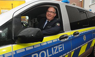 Die Polizeiwache Lübbecke ist für die Kommunen Lübbecke, Preußisch Oldendorf und Hüllhorst zuständig. Hier wird man Thomas Wiesinger auch häufiger im Streifenwagen sehen. Ihm ist es wichtig, in der Öffentlichkeit präsent zu sein. - Joern Spreen-Ledebur Die Polizeiwache Lübbecke ist für die Kommunen Lübbecke, Preußisch Oldendorf und Hüllhorst zuständig. Hier wird man Thomas Wiesinger auch häufiger im Streifenwagen sehen. Ihm ist es wichtig, in der Öffentlichkeit präsent zu sein. - Joern Spreen-Ledebur
