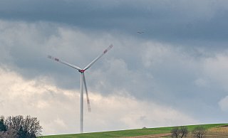 Eine Windkraftanlage dreht sich vor dunklen Wolken. Am Donnerstag wird es windig in OWL. - picture alliance/dpa Eine Windkraftanlage dreht sich vor dunklen Wolken. Am Donnerstag wird es windig in OWL. - picture alliance/dpa