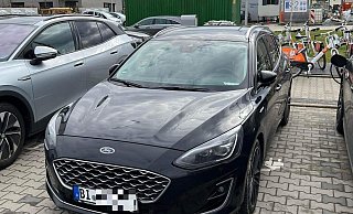 Ein Auto steht in Bielefeld auf einem Elektro-Ladeplatz. Fahrer begehen so eine "Funktionsbeeinträchtigung der Verkehrsfläche", aber nur bei Benzinern. - privat Ein Auto steht in Bielefeld auf einem Elektro-Ladeplatz. Fahrer begehen so eine "Funktionsbeeinträchtigung der Verkehrsfläche", aber nur bei Benzinern. - privat