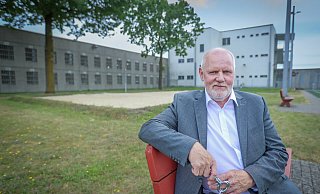 Schluss mit Schmettern: Uwe Nelle-Cornelsen nimmt auch Abschied vom Beachvolleyballfeld der JVA Brackwede. - Sarah Jonek Schluss mit Schmettern: Uwe Nelle-Cornelsen nimmt auch Abschied vom Beachvolleyballfeld der JVA Brackwede. - Sarah Jonek