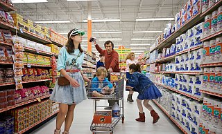Erzählt wird in "Weißes Rauschen" eine Geschichte rund um die Patchwork-Familie von Professor Jack (Adam Driver), seiner Frau Babette (Greta Gerwig) und vier Kindern aus verschiedenen Beziehungen. - Wilson Webb/Netflix/dpa Erzählt wird in "Weißes Rauschen" eine Geschichte rund um die Patchwork-Familie von Professor Jack (Adam Driver), seiner Frau Babette (Greta Gerwig) und vier Kindern aus verschiedenen Beziehungen. - Wilson Webb/Netflix/dpa
