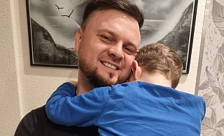 Eugen Hoffmann mit Sohn Eddy auf dem Arm. Die vergangenen neun Monate waren für die ganze Familie eine Herausforderung. - Hoffmann Eugen Hoffmann mit Sohn Eddy auf dem Arm. Die vergangenen neun Monate waren für die ganze Familie eine Herausforderung. - Hoffmann