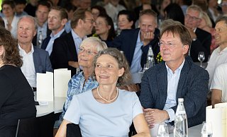 Fred Becker bei seiner Verabschiedung im Gebäude X der Universität, an seiner Seite seine Frau Cornelia Meurer-Becker, die als promovierte Mitarbeiterin an Beckers Lehrstuhl tätig ist. - Oliver Krato Fred Becker bei seiner Verabschiedung im Gebäude X der Universität, an seiner Seite seine Frau Cornelia Meurer-Becker, die als promovierte Mitarbeiterin an Beckers Lehrstuhl tätig ist. - Oliver Krato