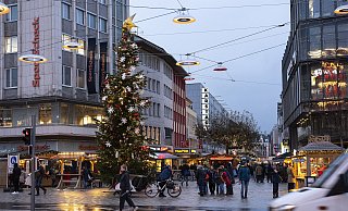 Im vergangenen Jahr kam der Weihnachtsbaum auf dem Jahnplatz aus der Senne. 2022 musste die schmückende Tanne wegen der Baumschutzsatzung für viel Geld von auswärts antransportiert werden - mit gerichtlichem Nachspiel. - © Jörg Dieckmann - www.dieckmann-fotodesign.de Im vergangenen Jahr kam der Weihnachtsbaum auf dem Jahnplatz aus der Senne. 2022 musste die schmückende Tanne wegen der Baumschutzsatzung für viel Geld von auswärts antransportiert werden - mit gerichtlichem Nachspiel. - © Jörg Dieckmann - www.dieckmann-fotodesign.de
