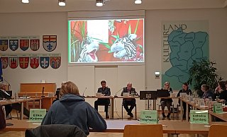 Zebras im Video: Im Jugendhilfeausschuss ging es um Finanzen, aber auch um Präventionsprojekte wie "Zebrastreifen" - eine Angebot für Eltern von Vorschul- und Grundschulkindern und den Elterntalk, bei dem man sich über Erziehungsfragen austauschen kann. - Manuela Puls Zebras im Video: Im Jugendhilfeausschuss ging es um Finanzen, aber auch um Präventionsprojekte wie "Zebrastreifen" - eine Angebot für Eltern von Vorschul- und Grundschulkindern und den Elterntalk, bei dem man sich über Erziehungsfragen austauschen kann. - Manuela Puls
