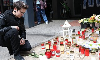 Nicole Rostemeier aus Paderborn hat eine Kerze aufgestellt und einen kurzen Brief geschrieben, um ihre Anteilnahme und Solidarität auszudrücken - Holger Kosbab Nicole Rostemeier aus Paderborn hat eine Kerze aufgestellt und einen kurzen Brief geschrieben, um ihre Anteilnahme und Solidarität auszudrücken - Holger Kosbab