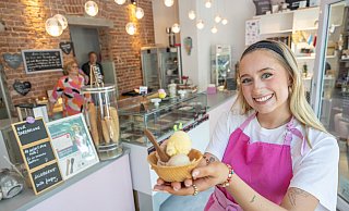 Cosma gehört zum Eisladen-Team. Sie präsentiert einen Waffel-Eisbecher samt essbaren Löffel. Da bleibt definitiv nichts übrig. - Oliver Krato Cosma gehört zum Eisladen-Team. Sie präsentiert einen Waffel-Eisbecher samt essbaren Löffel. Da bleibt definitiv nichts übrig. - Oliver Krato