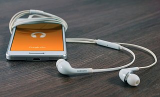 Unter anderem auf Mobiltelefone hat es die junge Frau offenbar abgesehen. - Symbolfoto: Pixabay Unter anderem auf Mobiltelefone hat es die junge Frau offenbar abgesehen. - Symbolfoto: Pixabay