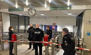 Die Polizei sperrte zunächst die Zugänge zum Gleis ab. Später wurde die gesamte unterirdische Ebene evakuiert. - Jens Reichenbach Die Polizei sperrte zunächst die Zugänge zum Gleis ab. Später wurde die gesamte unterirdische Ebene evakuiert. - Jens Reichenbach