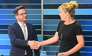 Gesprächstermin vereinbart: Thomas Kutschaty (SPD) und Mona Neubaur, Spitzenkandidatin von Bündnis90/Die Grünen, am Abend der Landtagswahl in Nordrhein-Westfalen. - Boris Roessler Gesprächstermin vereinbart: Thomas Kutschaty (SPD) und Mona Neubaur, Spitzenkandidatin von Bündnis90/Die Grünen, am Abend der Landtagswahl in Nordrhein-Westfalen. - Boris Roessler