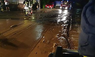 Schlammig gings auf den Straßen in Amelunxen im Juni des vergangenen Jahres zu. - Feuerwehr Schlammig gings auf den Straßen in Amelunxen im Juni des vergangenen Jahres zu. - Feuerwehr
